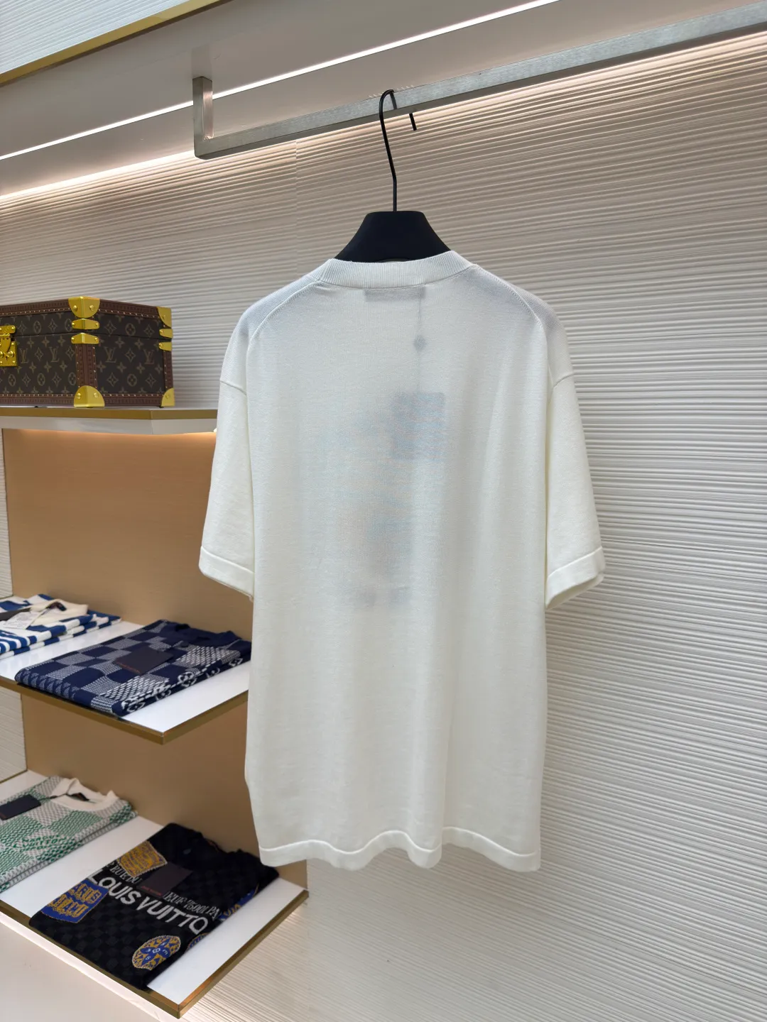 LOUIS VUITTON Nigo co-branded volcano embroidered knitted short-sleeved T-shirt ●Authentic product: Purchased and developed for 10999 ●Item number: 1680108-A90 ●Fabric: Pure cotton ribbed fabric ●Technology: Knitted production ●Version: Fitted version ●Weight: about 240 grams ●Size: XS-S-M-L ●Description: Pharrell William and Nigo dance together at the autumn and winter show. A Monogram handbag emerges from a volcano, surrounded by Louis Vuitton elements and cherry blossoms. This image is intarsia and embroidered on the chest of this sweater. Short-sleeved T-shirts for men and women cut from soft cotton in a round-neck style. The overall wiring is straight and delicate, the fabric is comfortable and soft, and the color is consistent without color difference. It can be matched with the same style to create a fashionable look and control various occasions. Customized accessories, complete with three standards, same style for men and women!